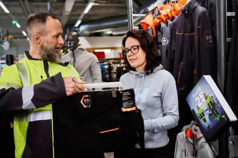 Smartin ompelupalvelu tarjoaa työvaatteiden mittojen muokkausta sekä osaavaa korjausompelua myymälämme yhteydessä