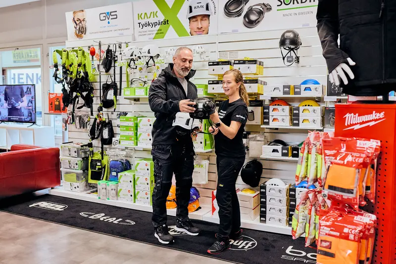 Meiltä saatte suojaimien käyttöön asiantuntevat työturvallisuuskoulutukset. Suojainkoulutukset voidaan järjestää joustavasti toimitiloissanne, Smartin myymälässä tai kouluttavan tahon koulutuskeskuksessa.